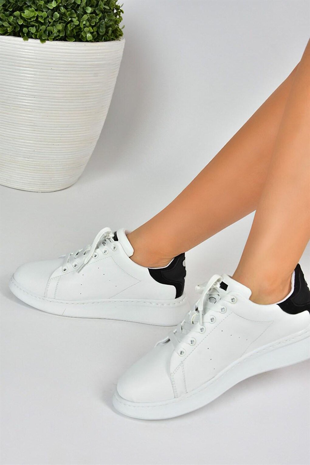 M610275509 White/Black Women's Sneakers