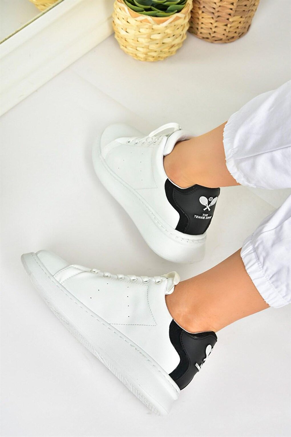 M610275509 White/Black Women's Sneakers