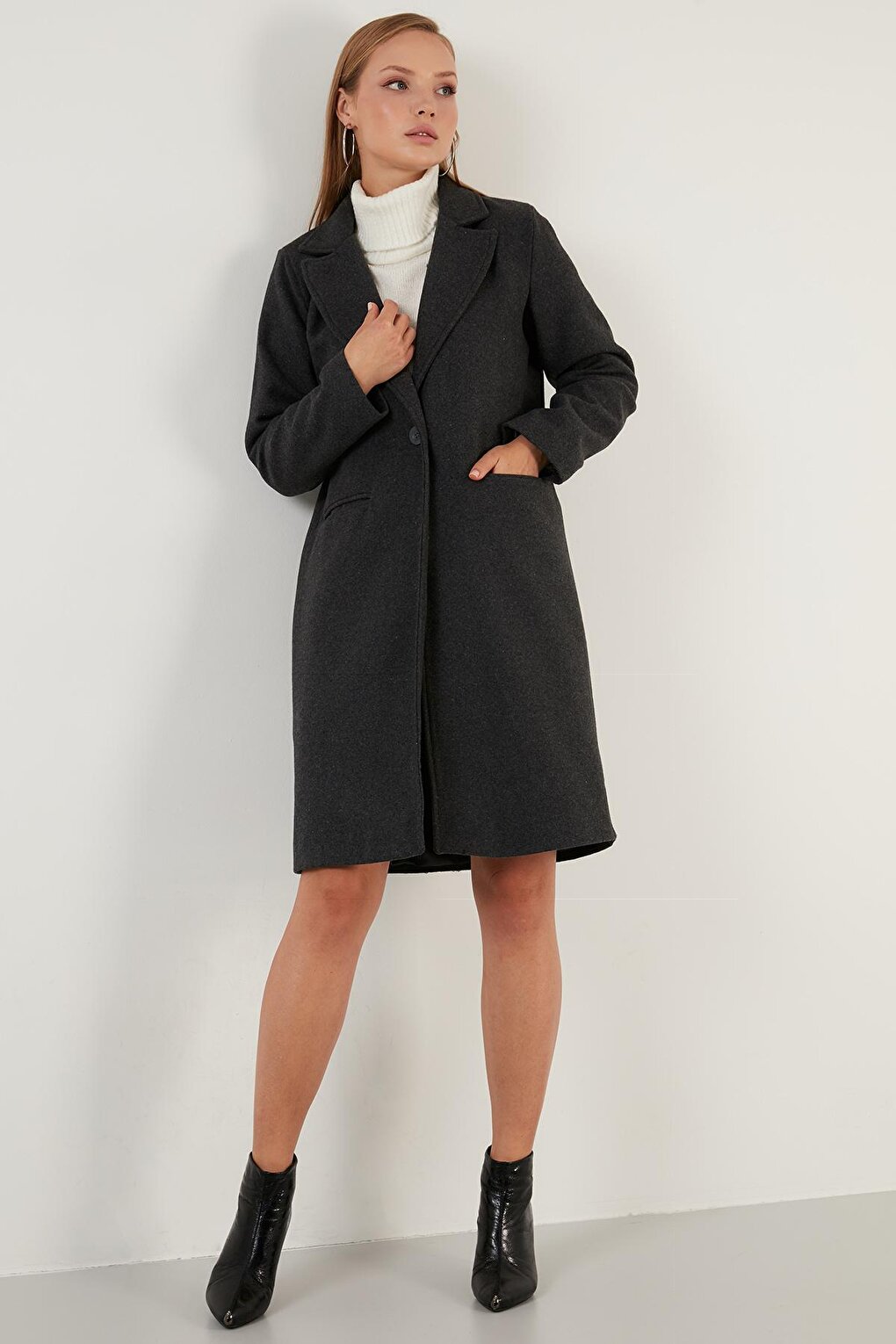 Regular Fit Buttoned Lined Winter Coat with Pockets 6380002