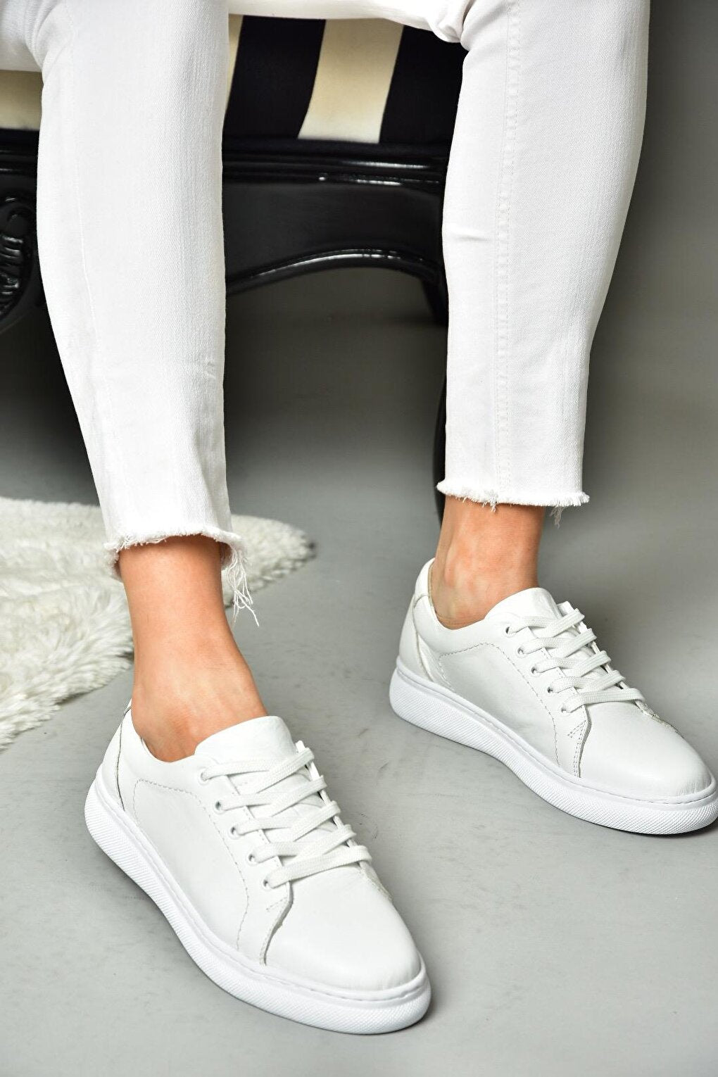 P5554609 White Women's Sneaker