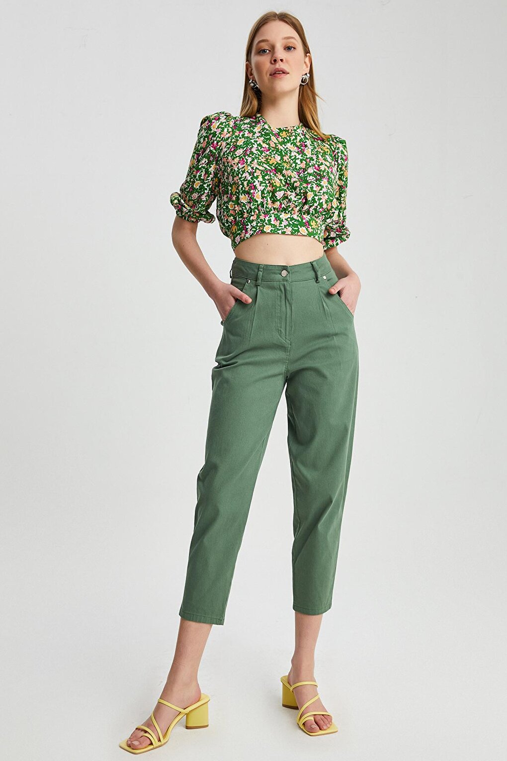 Women's Pleated Detailed Carrot Trousers