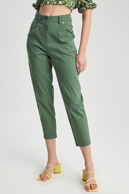 Women's Pleated Detailed Carrot Trousers