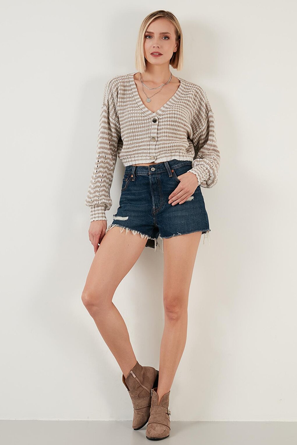 Striped Buttoned V-Neck Crop Cardigan 6071456