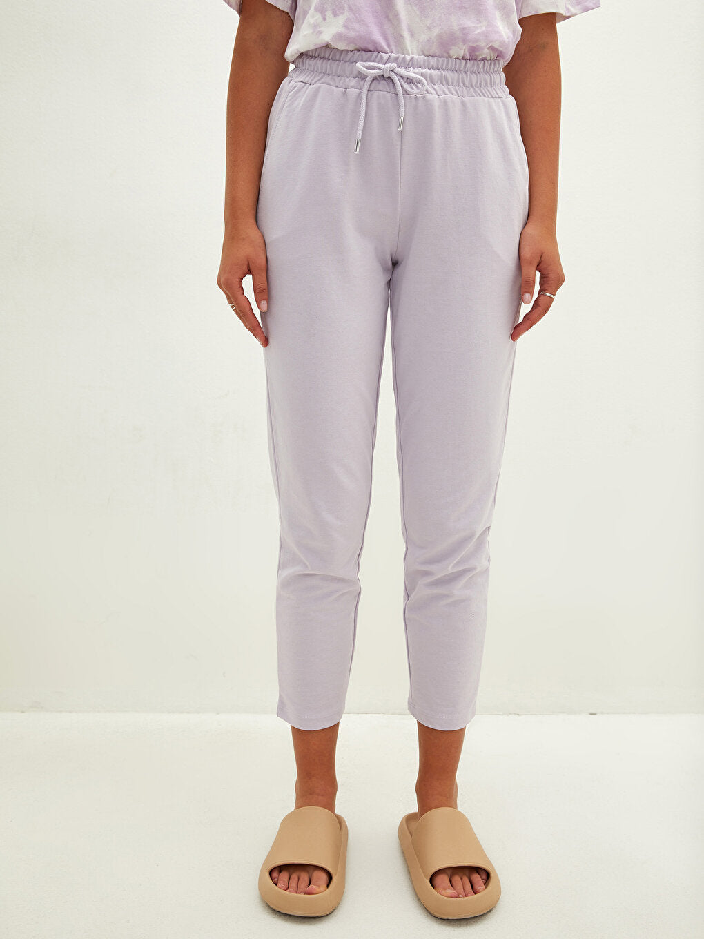 Women's Sweatpants with Elastic Waist and Flat Pocket Detail