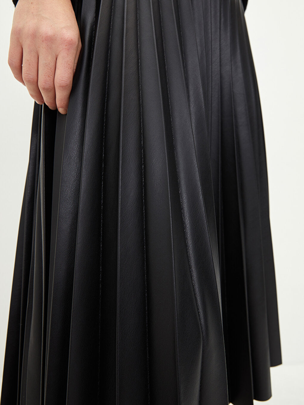 Plain Women's Pleated Skirt with Zipper Waist