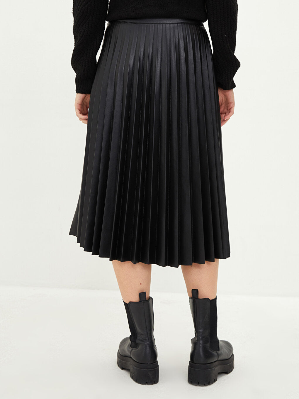 Plain Women's Pleated Skirt with Zipper Waist