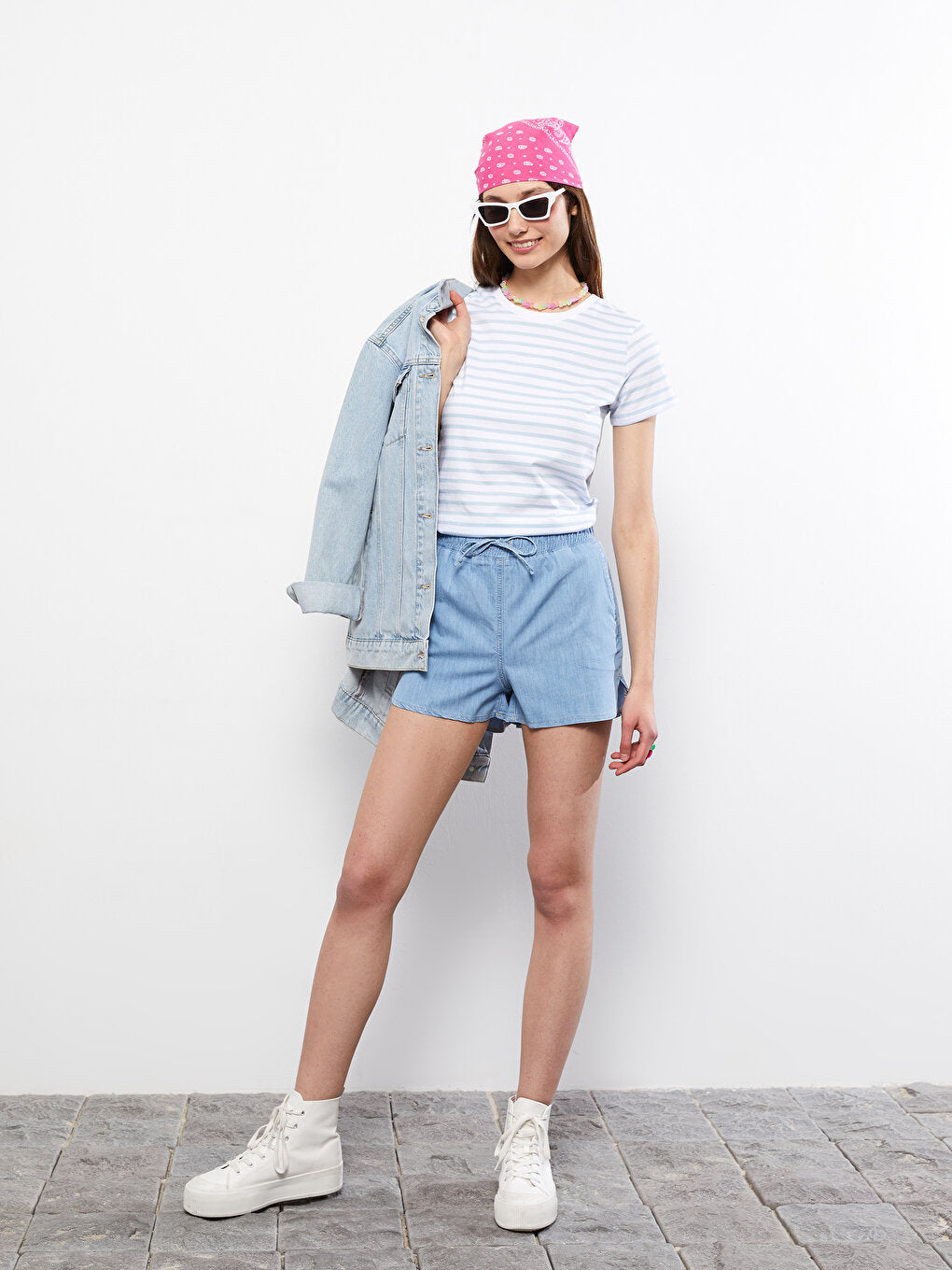 Women's Elastic Waist Standard Fit Straight Jean Shorts