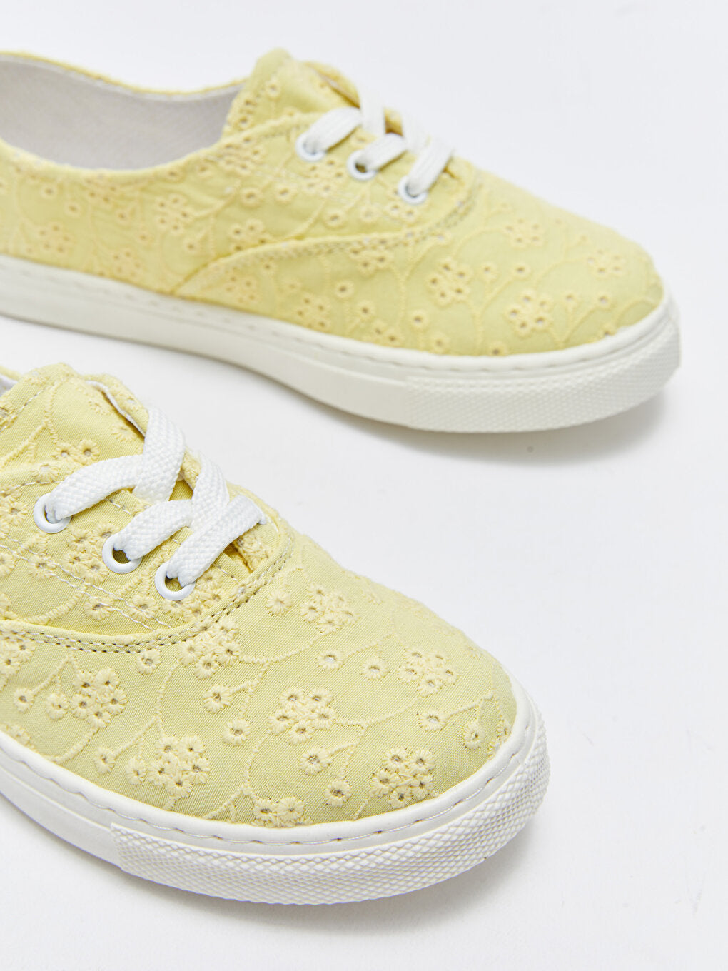 Lace-up Girls' Sports Shoes with Embroidery Detail