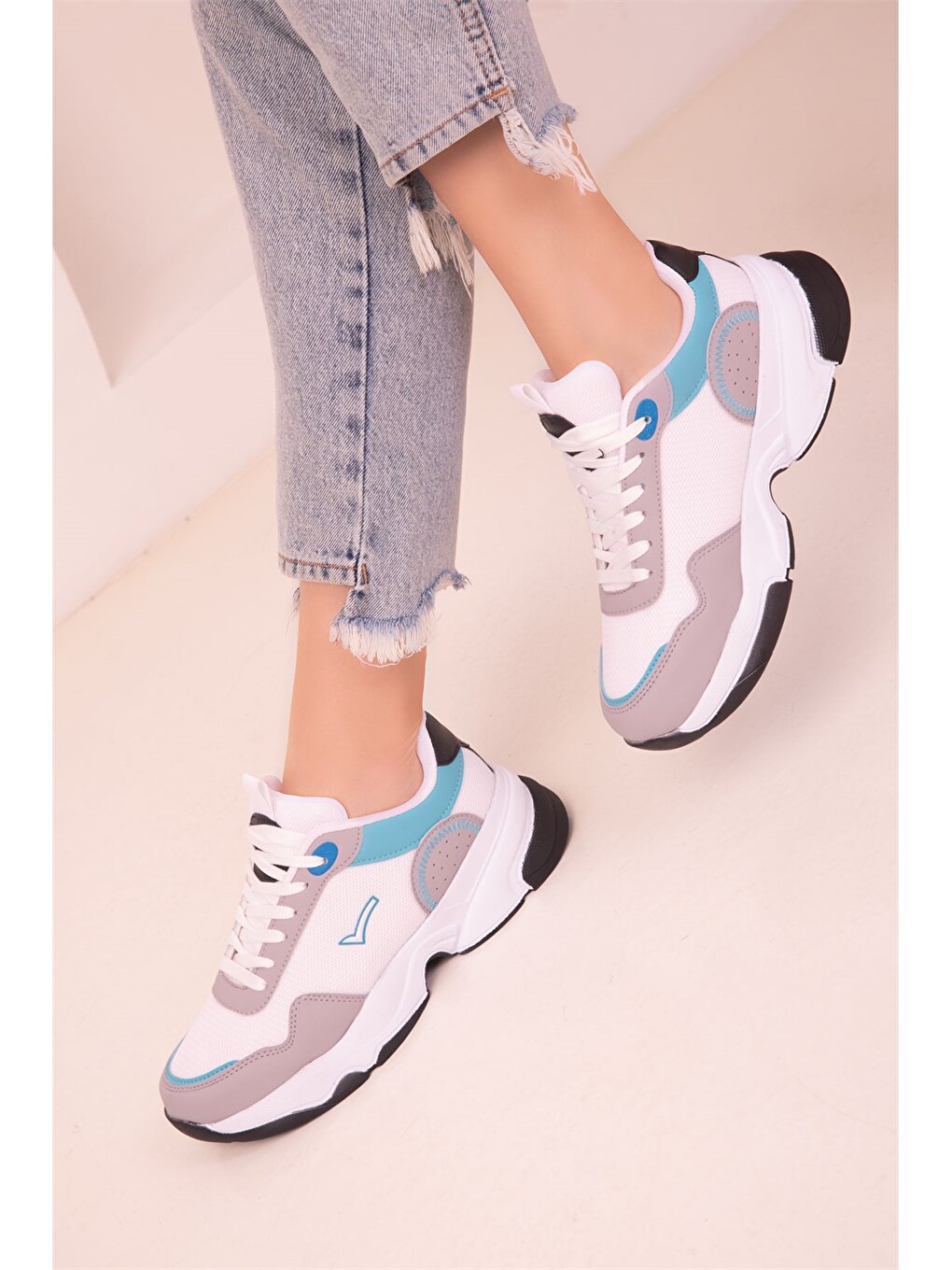 Lace-up Thick Sole Women's Active Sneakers