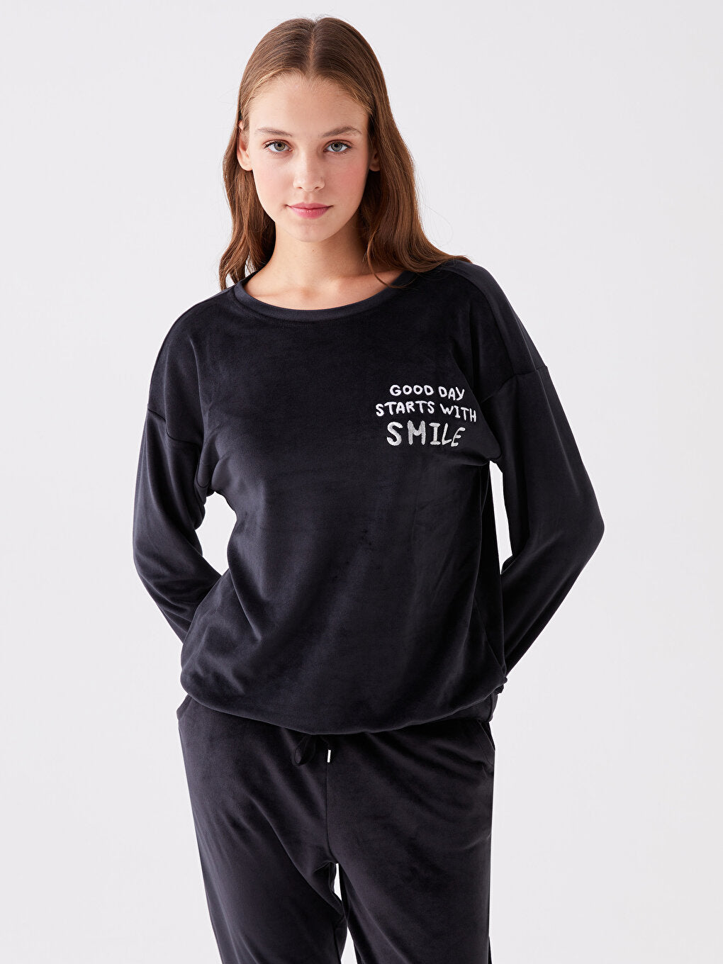 Crew Neck Embroidered Long Sleeve Velvet Women's Pajama Set