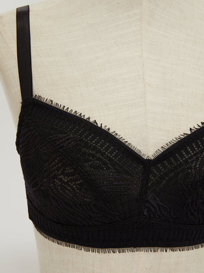 Non-wired, unpadded, lace-fitting bra