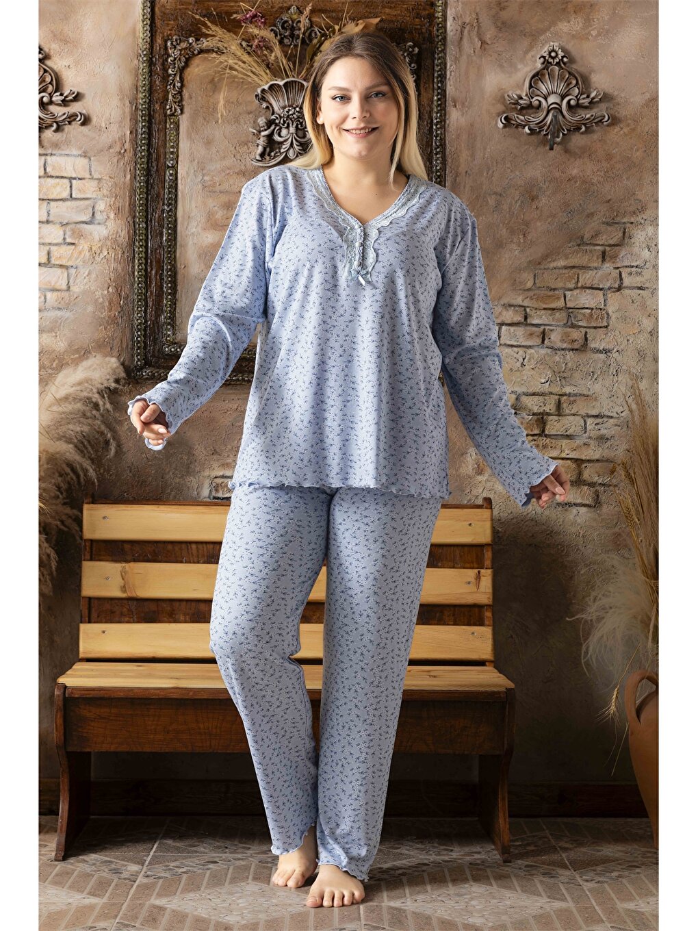 Embroidery Detailed V-Neck Women's Pajama Set